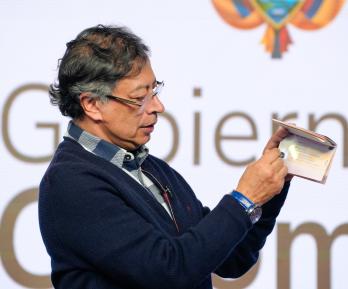 Presidente Petro presentó el nuevo pasaporte de Colombia.