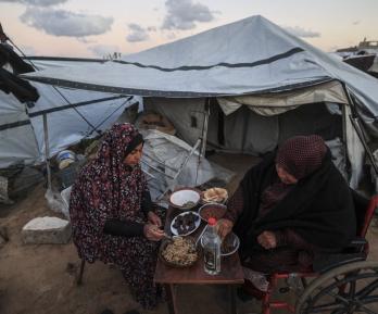 Más de cien camiones de ayuda humanitaria logran cruzar el paso de Rafah hacia Gaza sitiada