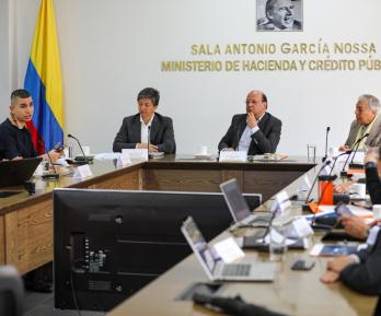 Gobierno y sector financiero firman acuerdo para aliviar a damnificados por inundaciones en el Caribe