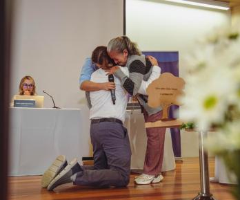 En un conmover acto de reconciliación, víctimas de falsos positivos perdonan al exmilitar que ordenó matar a su familiar