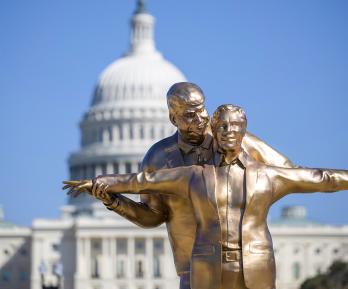 Instalan estatua de Trump y Epstein en Washington