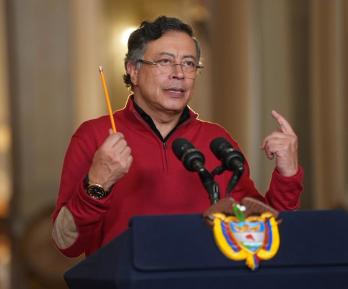 Presidente Petro defiende su postura sobre tasas de interés y recuerda la crisis del UPAC