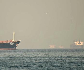 Petroleros en el Golfo Pérsico: Greenpeace advierte riesgo ecológico.