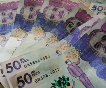 Salario mínimo real en Colombia habría crecido más con Petro que en ocho gobiernos anteriores, según Celag