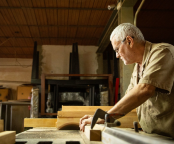 carpintero trabajando sobre la mesa