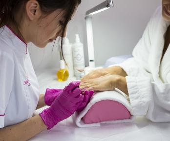 Cancelan registros sanitarios de esmaltes semipermanentes por contener sustancias tóxicas