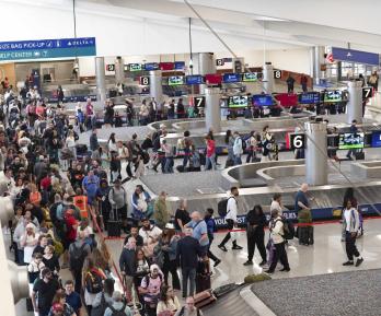 Trump despliega agentes del ICE en aeropuertos de EE. UU.