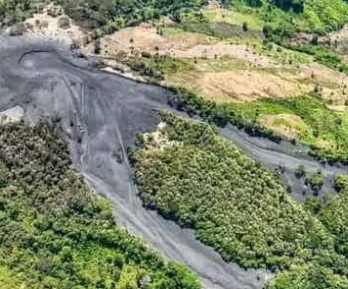 vista del área de un volcán de lodo que había hecho erupción
