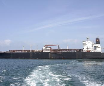 Washington autoriza la venta del petróleo iraní cargado en buques.