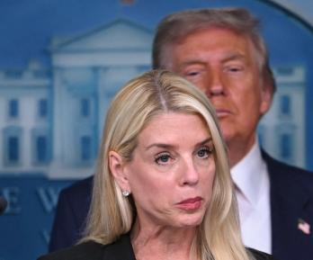 Trump despide a su fiscal general, Pam Bondi