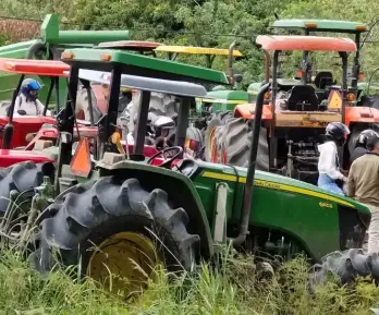 Déficit comercial de Colombia cae un tercio: Petro