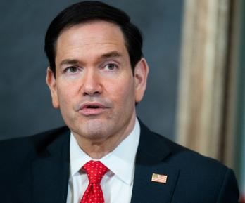 Estados Unidos instruyó a sus embajadas reclutar influenciadores.