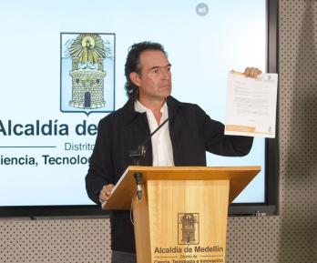 Polémica en Medellín: alcalde Federico Gutiérrez cancela lanzamiento de libro en la Biblioteca Pública Piloto 