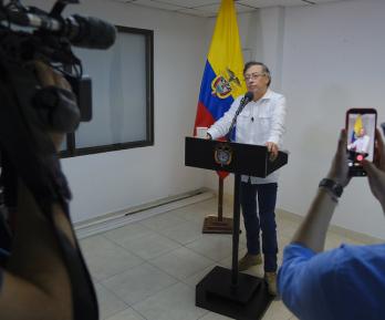 Petro ordena desbloqueo de vías para garantizar paso de alimentos 
