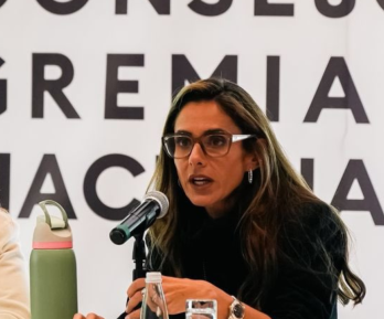 Petro critica a Acolgen por pedir suspender emergencia económica.