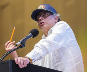 Petro ordena depurar lista de generales vinculados a mafias del oro.