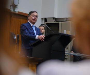 Presidente Petro afirma que las clínicas privadas aumentaron sus ganancias a través de recursos públicos 