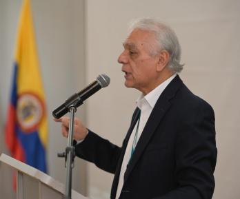 Renuncia el Superintendente Nacional de Salud Bernardo Camacho.