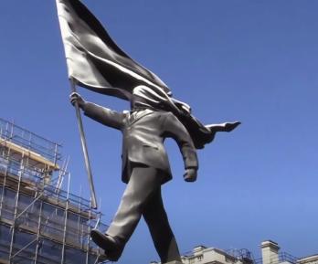 Banksy irrumpe en el corazón de Londres con una escultura que desafía el nacionalismo y el poder monárquico