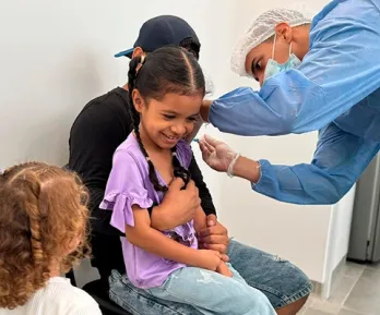 Corte Constitucional determina que la vacunación de los niños prevalece sobre la decisión de los padres