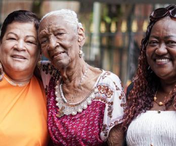 Día de la madre en Colombia: cuidar también es trabajo, un salario mínimo vital para ellas