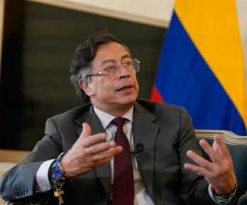 Emergencia desplazó renta de bancos hacia los pobres: Petro