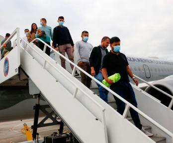 Colombianos deportados. / Foto: Fuerza Aeroespacial Colombiana.