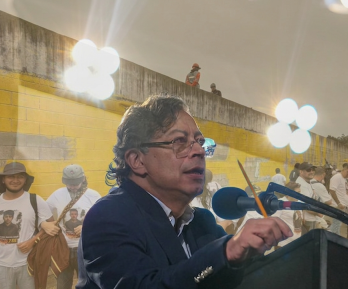 Presidente Gustavo Petro defiende el mural sobre falsos positivos en Antioquia, y calificó como “censura” las acciones del expresidente Álvaro Uribe 