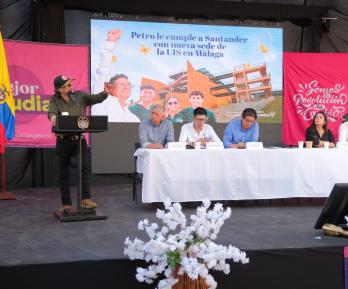 Petro entrega sede de la UIS en Málaga, Santander