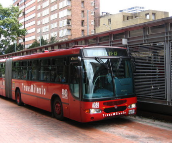 bus de transmilenio en estación del sistema