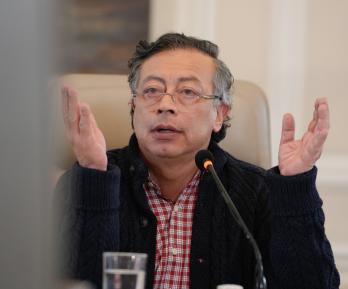Sus bancadas pusieron en peligro la economía nacional: Petro a Uribe