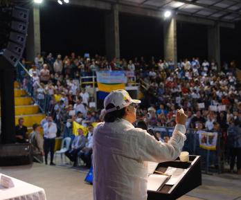 Tenemos que levantar la bandera de la vida y la paz: Petro en Cauca