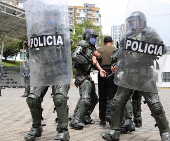 Policía no podrá disparar para defender bienes materiales, solo para salvar vidas