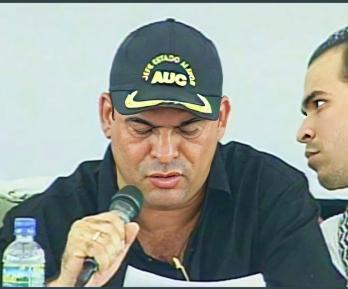 Iván Cepeda acusa a De la Espriella de financiar y recibir recursos paramilitares durante el proceso de Ralito.