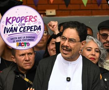 Iván Cepeda con los kpopers. / Foto: AFP.