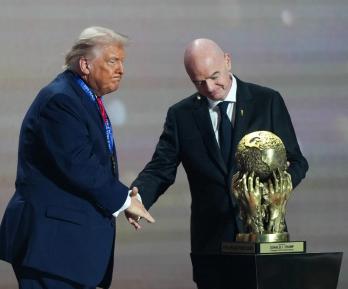 Cincuenta eurodiputados exigen a la FIFA investigar el polémico "Premio de la Paz" otorgado a Donald Trump