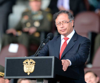 foto del presidente Gustavo Petro en atril