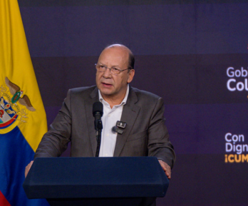 imagen en un atril, del Ministro de Hacienda y Crédito Público, Germán Ávila