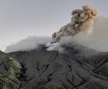 El volcán Puracé no da tregua: 472 sismos y caída de ceniza mantienen la alerta Naranja