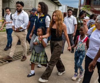Shakira llegó a Quibdó para apoyar la reconstrucción de infraestructura educativa en Chocó. Equipo de Shakira