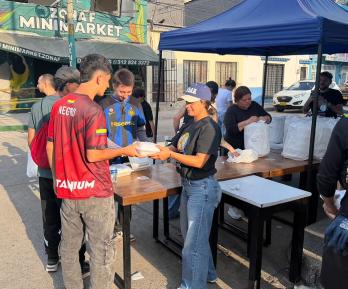 Entrega de comida a vecinos en Barrio Providencia, Pereira.