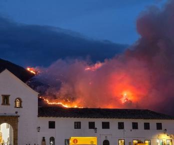 ¡Alarma en Villa de Leyva! Voraz incendio fuera de control amenaza el cerro San Marcos