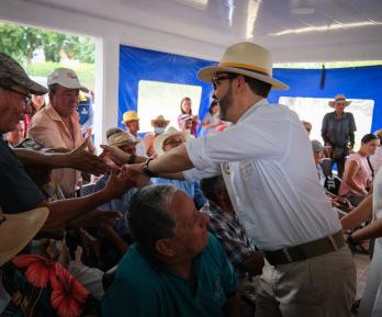 El presidente Abelardo de la Espriella destina su primer salario a dos hogares que cuidan a personas mayores