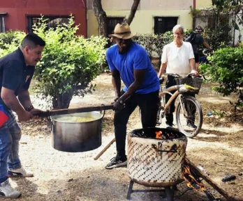 Ollas comunitarias: el fuego que no se apaga después del terremoto