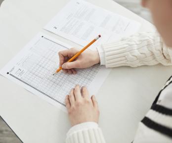 PISA 2025: Colombia retrocede en lectura y se estanca en matemáticas, lejos de la OCDE 