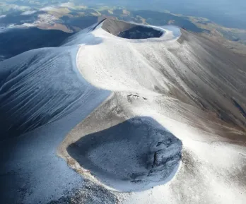 Volcán Puracé sigue en alerta naranja por sismos y columnas de ceniza