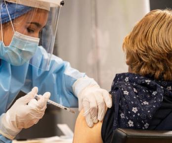 Cómo saber si usted o sus hijos tienen las vacunas al día