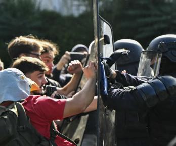 Protestas en Francia: autoridades niegan que la policía tenga órdenes de enfrentarse a estudiantes.