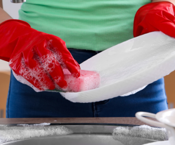 Airbnb prohíbe exigir a los huéspedes lavar los platos o sacar la basura antes de dejar el alojamiento