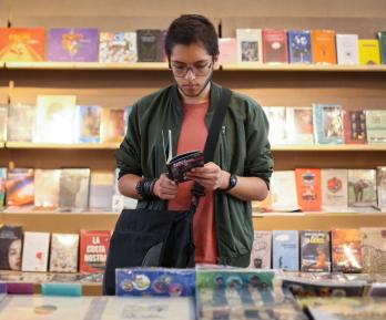 Gobierno destraba $217 millones para pagar bonos de lectura pendientes a librerías independientes